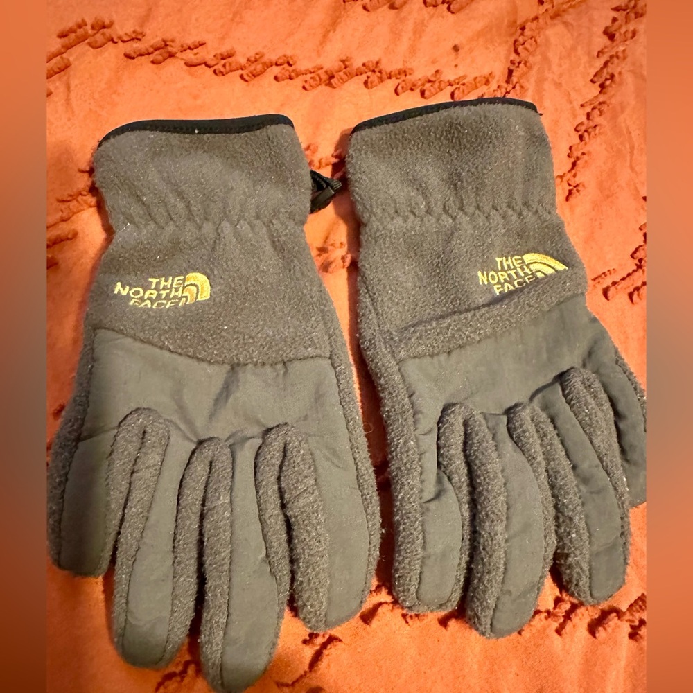 The North Face Boys Fleece Gloves…Color: Gray/Black…Sz: Small (7/8)